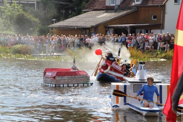 19. Papierbootregatta